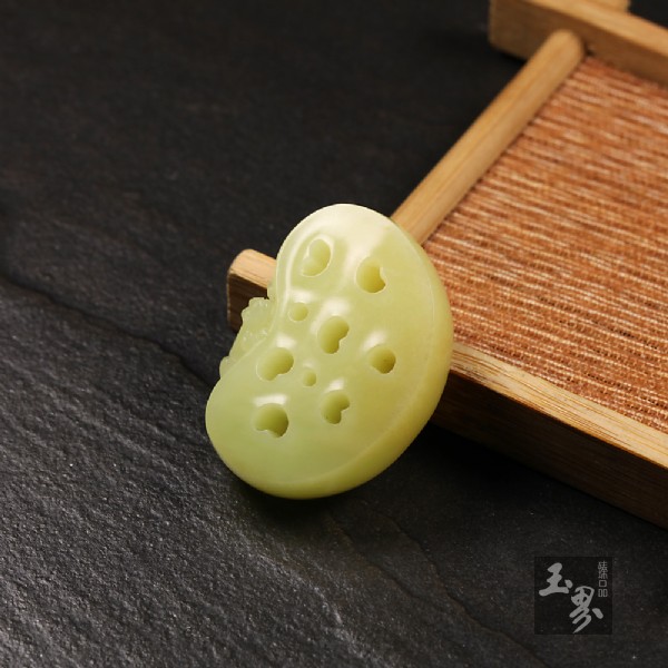 黄玉挂件-蛙趣藕片