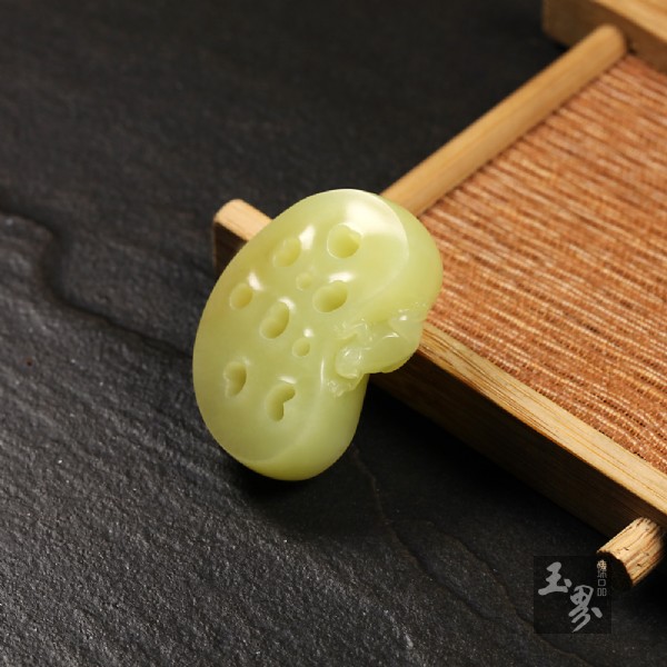 黄玉挂件-蛙趣藕片